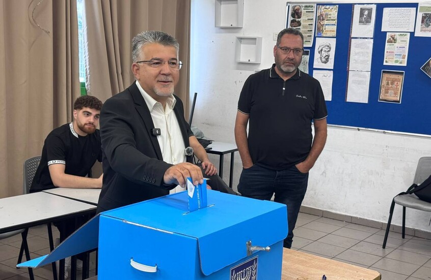 جبارين يدعو لشراكة يهودية عربية لإنهاء حكم نتنياهو

                  دعا رئيس القائمة العربية المشتركة في إسرائيل يوسف جبارين إلى "شراكة يهودية عربية حقيقية" من أجل إنهاء حكم رئيس الوزراء بنيامين نتنياهو.