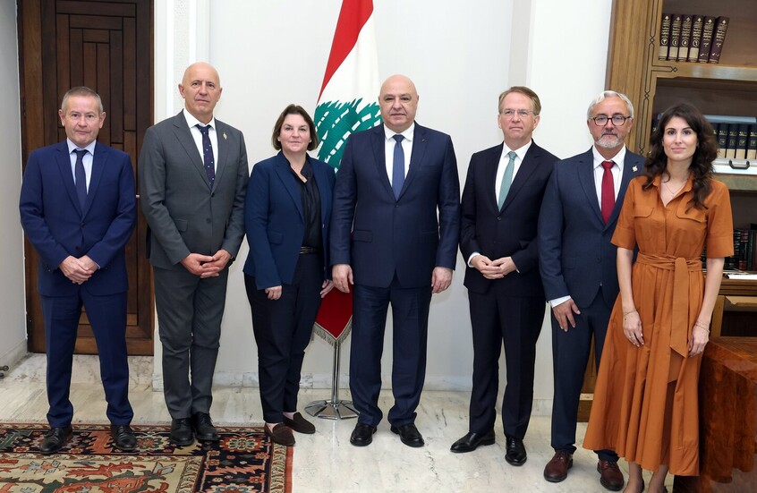 عون: لا حلول مستدامة بالحرب بل بالتفاوض

                  أكد الرئيس اللبناني جوزيف عون أن لبنان متمسك ببقاء اليونيفيل في الجنوب أو بإحلال قوات أوروبية مكانها تكون نواة لقوات من دول صديقة ترغب في مساعدة لبنان في تحقيق الأمن بالجنوب.