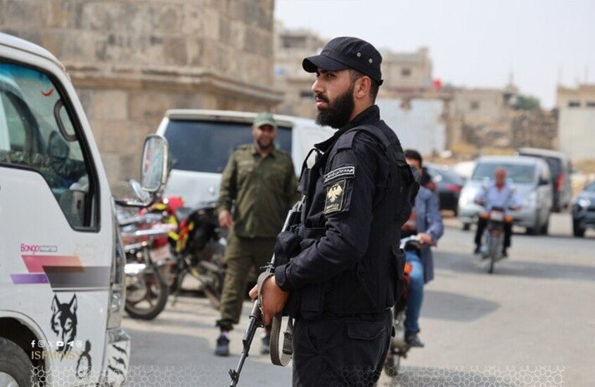 سوريا.. مقتل مسلح فرنسي وإصابة مدني في مطاردة أمنية بريف إدلب

                  قتل مسلح فرنسي وأصيب مواطن سوري في اشتباك بين دورية لقوى الأمن الداخلي ومجموعة مسلحة خرجت من مخيم المقاتلين الفرنسيين في ريف إدلب.