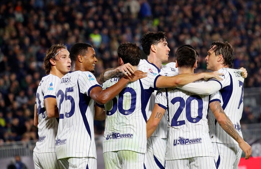إنتر ميلان يتجاوز عقبة فينيزيا بفضل هدفين ذاتيين في الدوري الإيطالي

                  حقق إنتر ميلان فوزا شاقا على مضيفه فينيزيا بهدفين نظيفين مساء الأربعاء، ضمن منافسات الجولة التاسعة من الدوري الإيطالي لكرة القدم.