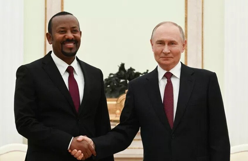 بوتين وآبي أحمد يبحثان تعزيز التعاون النووي والتجارة بين روسيا وإثيوبيا

                  التقى الرئيس الروسي فلاديمير بوتين رئيس الوزراء الإثيوبي آبي أحمد، على هامش قمة روسيا وأفريقيا في موسكو، وبحث معه تطوير التعاون الثنائي، ولا سيما في المجالات الاقتصادية والنووية.