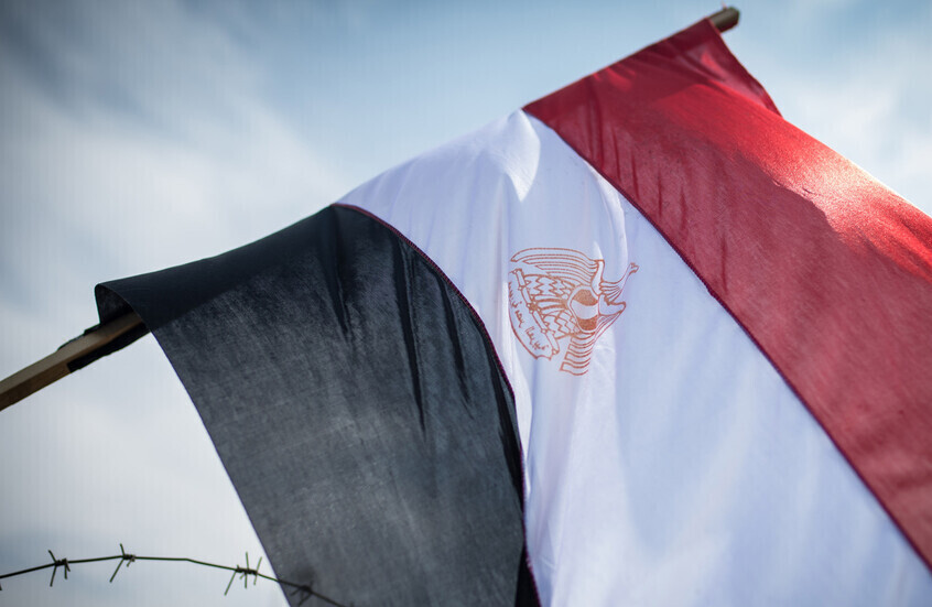مصر ترفض منح جنسيتها لابنة قيادي في حماس

                  رفضت السلطات المصرية منح الجنسية لابنة القيادي في حركة حماس الفلسطينية غازي حمد، وذلك لدواع أمنية، كما نشرت الجريدة الرسمية.