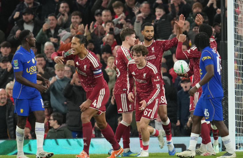 ليفربول يطيح بتشيلسي ويبلغ ربع نهائي كأس الرابطة

                  تغلب ليفربول على ضيفه تشيلسي بركلات الترجيح 6-5 بعد التعادل في الوقت الأصلي 1-1، في اللقاء الذي جمع بين الفريقين ضمن منافسات الدور الرابع من كأس الرابطة الإنجليزية مساء الأربعاء.