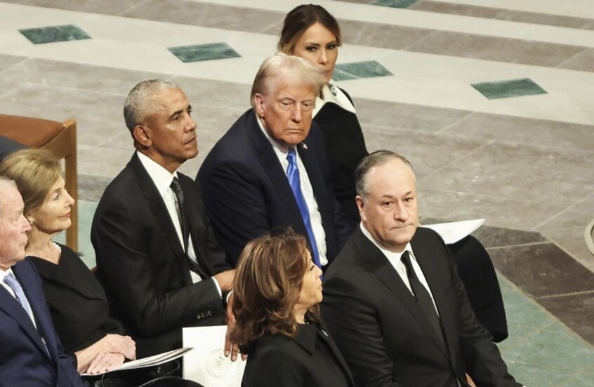 "ذهب صدام حسين" و"تشيز كيك فاكتوري" يشعلان الحرب بين ترامب وأوباما

                  قال الرئيس الأمريكي الأسبق باراك أوباما إن إدارة الرئيس دونالد ترامب استاءت من مزحته عندما قال إن البيت الأبيض يبدو وكأن الرئيس العراقي الراحل صدام حسين افتتح مطعم تشيز كيك فاكتوري