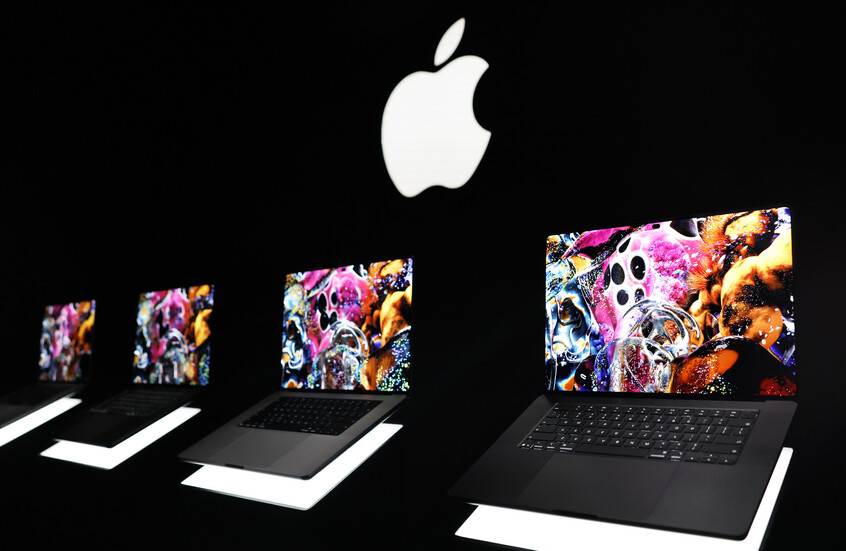 عُرض جهاز "ماك بوك برو" (MacBook Pro) الجديد المزود بشاشة تعمل باللمس خلال فعالية "Pro and Tell" التي نظمتها شركة آبل في 28 أكتوبر 2026 في لوس أنجلوس بولاية كاليفورنيا