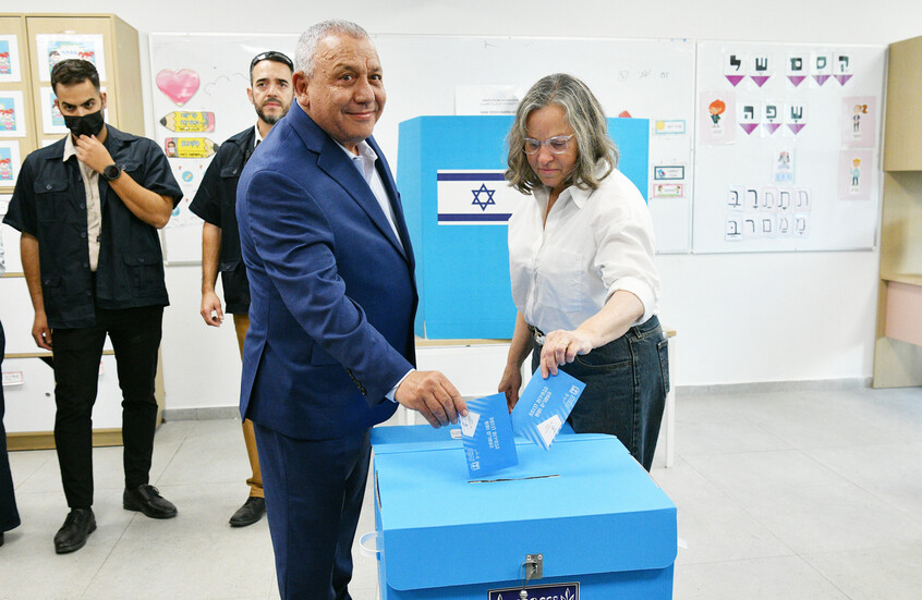 آيزنكوت: نتنياهو وشركاؤه يقودون عملية تأثير بهدف التشكيك بشرعية الكنيست الجديد

                  اعتبر غادي آيزنكوت زعيم حزب يشار، أن نتنياهو وشركائه يروجون لتأثير مرفوض لتأخير إعلان نتائج الانتخابات وإثارة شكوك لا أساس لها في شرعية الكنيست الـ26.