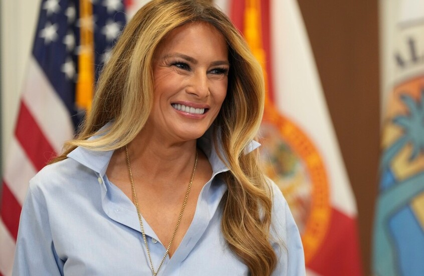 السيدة الأولى الأمريكية ميلانيا ترامب تستمع إلى الرئيس دونالد ترامب وهو يتحدث للصحفيين في ولاية فلوريدا
