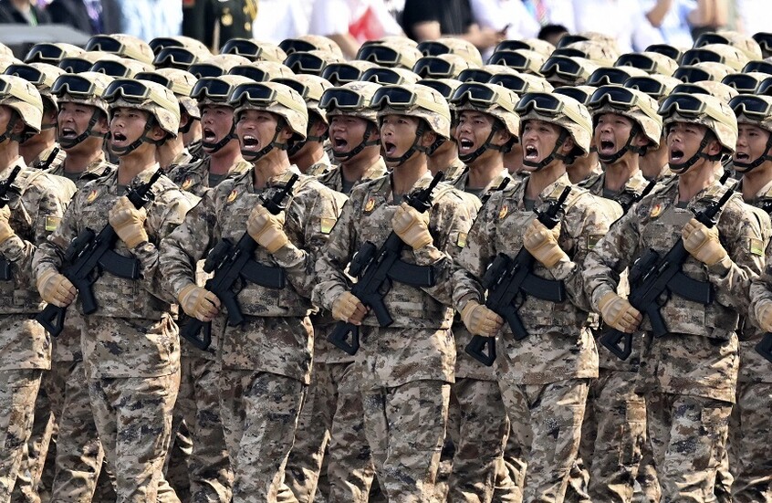 الدفاع الصينية تصف اليابان بالـ"تهديد الحقيقي للأمن الإقليمي" وتحذر من "ثمن لا يطاق"

                  أعلنت وزارة الدفاع الصينية أن اليابان طورت ونشرت صواريخ وعززت انتشارها العسكري في جزرها الجنوبية الغربية، وسرعت إعادة التسلح، لتصبح تهديدا حقيقيا للأمن على المستوى الإقليمي.