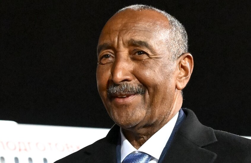 رئيس مجلس السيادة الانتقالي في السودان عبد الفتاح البرهان لدى وصوله إلى موسكة للمشاركة في قمة روسيا-إفريقيا الثالثة
