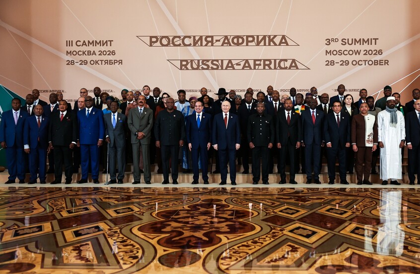 قمة "روسيا - إفريقيا" تثمر أكثر من 60 اتفاقية.. وشراكات تمتد من إلغاء التأشيرات إلى الذكاء الاصطناعي

                  شهدت قمة ومنتدى "روسيا - إفريقيا"، في موسكو يومي 28 و29 أكتوبر 2026، توقيع سلسلة من الاتفاقيات الثنائية بين الأجهزة الحكومية والشركات.