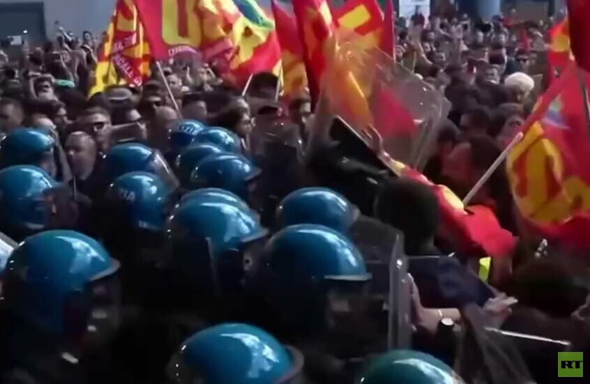 إيطاليا.. اشتباكات بين قوات الشرطة والمحتجين في مدينة بولونيا