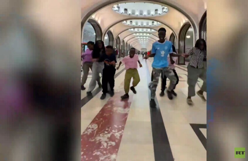 موسكو.. رقص أفريقي في محطة مترو "ماياكوفسكايا"