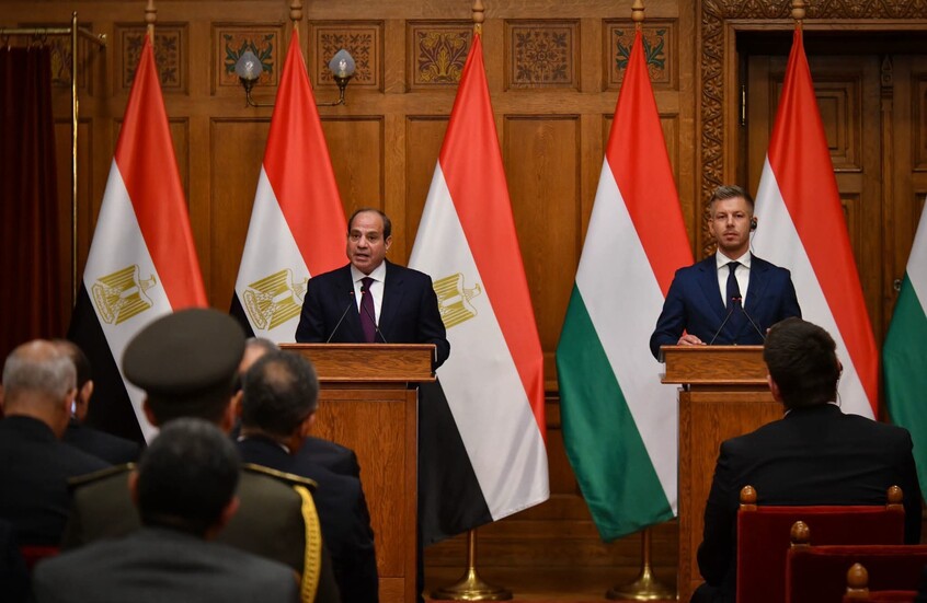 السيسي من بودابست: لا سلام مستداما في الشرق الأوسط دون إقامة الدولة الفلسطينية ووقف معاناة غزة

                  أكد الرئيس المصري عبد الفتاح السيسي أن تحقيق السلام المستدام والاستقرار في الشرق الأوسط لن يتحققا من دون إقامة الدولة الفلسطينية المستقلة على حدود 4 يونيو 1967 ووفقا لحل الدولتين.