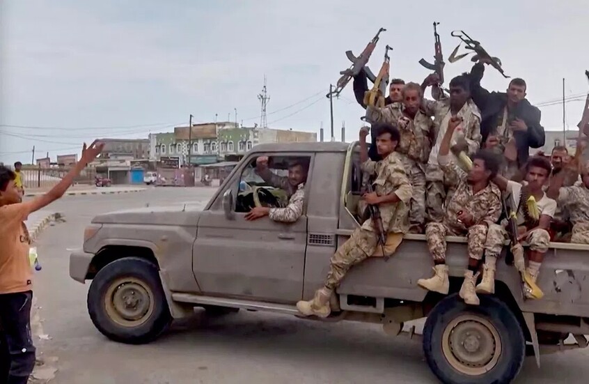 الجيش اليمني: الحوثيون يشنون هجوما صاروخيا على مطار عدن وقصر المعاشيق

                  أعلن المتحدث باسم القوات المسلحة اليمنية، العقيد الركن ماجد عبد الله النزيلي، مساء الجمعة، أن جماعة الحوثي استهدفت مطار عدن الدولي للمرة السادسة وكذلك قصر المعاشيق بصواريخ باليستية