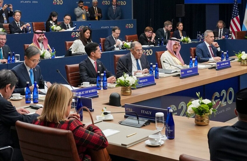 لافروف: على زيلينسكي القدوم إلى موسكو للقاء بوتين ونضمن سلامته

                  أكد وزير الخارجية الروسي سيرغي لافروف أن على فلاديمير زيلينسكي القدوم إلى موسكو إذا أراد لقاء الرئيس فلاديمير بوتين، مشددا على استعداد روسيا لضمان أمنه وسلامته.