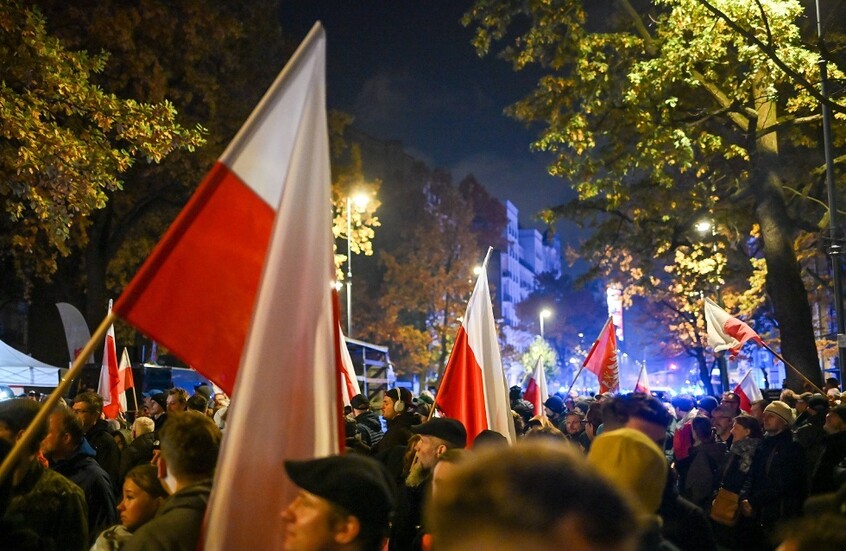 دميترييف يدعو الأوروبيين للتكفير عن ذنوبهم

                  علق كيريل دميترييف، الممثل الخاص للرئيس الروسي للتعاون الاستثماري والاقتصادي مع الدول الأجنبية على الوضع في بولندا، قائلا إن أوروبا ليست على ما يرام وعليها أن تكفر عن ذنوبها.