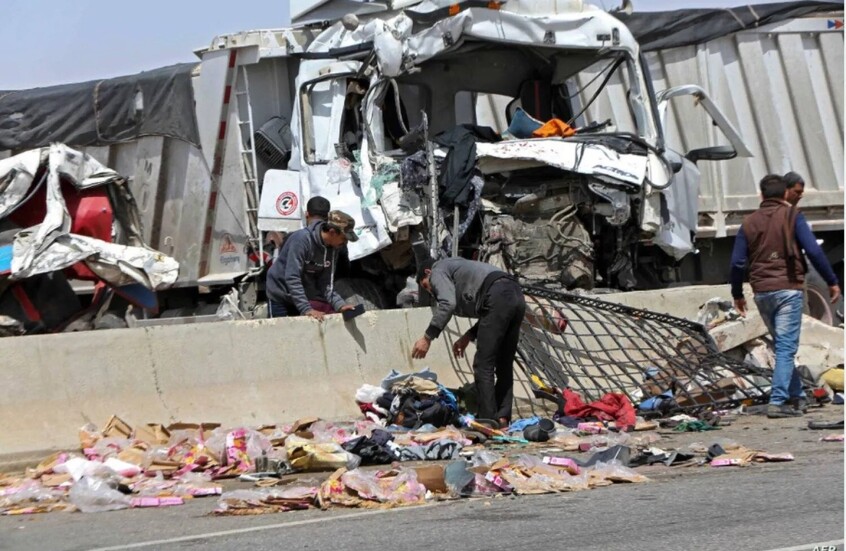 مصرع 9 عمال وإصابة 25 في تصادم مروع على طريق سريع في مصر

                  أسفر حادث تصادم مروع عن مقتل 9 عمال وإصابة 25 آخرين، اليوم السبت، على الطريق الأوسطي بمحافظة الجيزة المصرية.