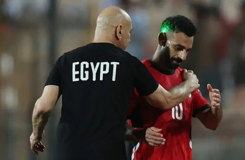 أول تحرك لرئيس اتحاد الكرة المصري لاحتواء أزمة صلاح وحسام حسن

                  يسعى الاتحاد المصري لكرة القدم إلى رأب الصدع بين قائد المنتخب محمد صلاح والجهاز الفني لـ"الفراعنة" بقيادة حسام حسن، بعد الخلاف الذي نشب خلال معسكر سبتمبر الماضي.