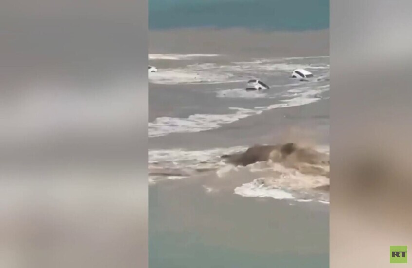 المكسيك.. سيول تجرف سيارات إلى البحر