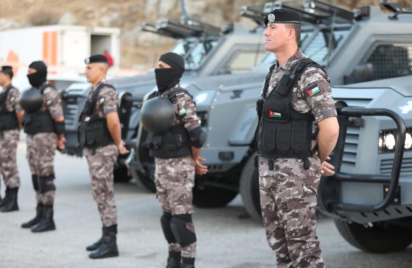 الأردن.. الأمن العام يضبط بالونات حرارية تحمل أسلحة أوتوماتيكية وأجهزة لتحديد المواقع بمحافظة الكرك

                  أعلن الأمن العام في الأردن، مساء السبت، عن ضبط بالونات حرارية تحمل طردا مشبوها يحتوي على أسلحة أوتوماتيكية في محافظة الكرك.