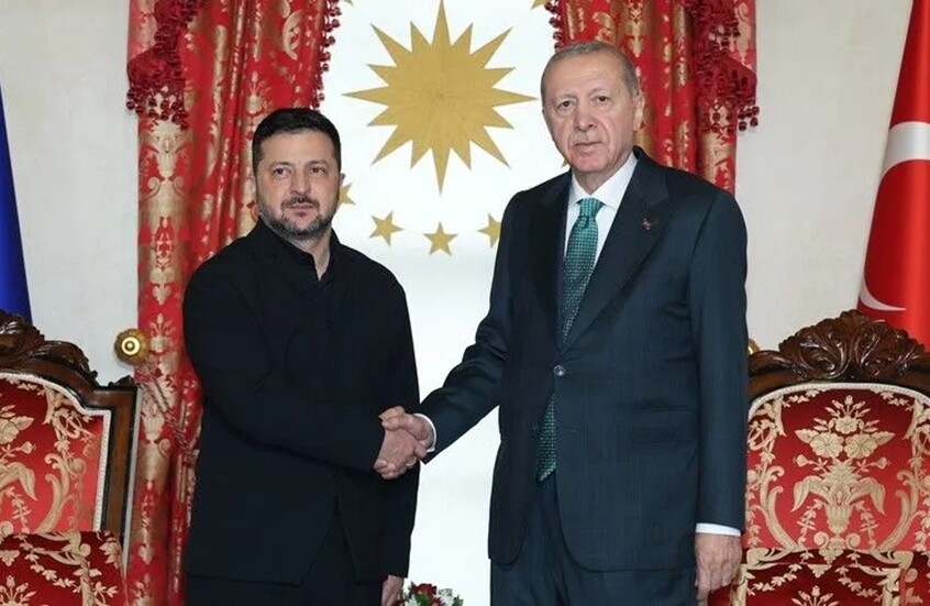 أردوغان يدعو لوقف الهجمات على السفن في البحر الأسود ويعلن موقفه من سعي ترامب لوقف حرب أوكرانيا

                  دعا الرئيس التركي رجب طيب أردوغان، السبت، إلى وقف الهجمات على السفن في البحر الأسود، مؤكدا أن التوصل إلى اتفاق بهذا الشأن قد يساعد الأطراف في تسوية الأزمة الأوكرانية.