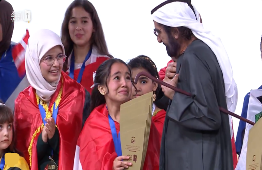 ليبية تخطف إعجاب المصريين بموقف عفوي أمام محمد بن راشد

                  حظيت فتاة ليبية بإشادات واسعة من مصريين على مواقع التواصل الاجتماعي، بعدما لفتت الأنظار بموقف عفوي خلال إعلان الفائزة بجائزة "تحدي القراءة العربي" في دبي.