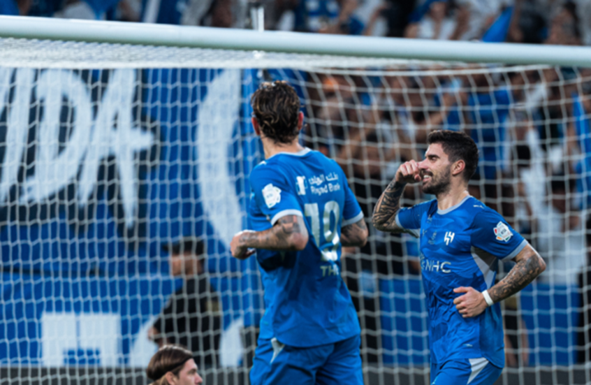 الهلال يهزم الفتح ويستعيد صدارة الدوري السعودي

                  استعاد فريق الهلال صدارة جدول ترتيب الدوري السعودي للمحترفين لكرة القدم، عقب فوزه المستحق على ضيفه الفتح بهدفين دون رد مساء السبت لحساب الجولة الـ12 من المسابقة.