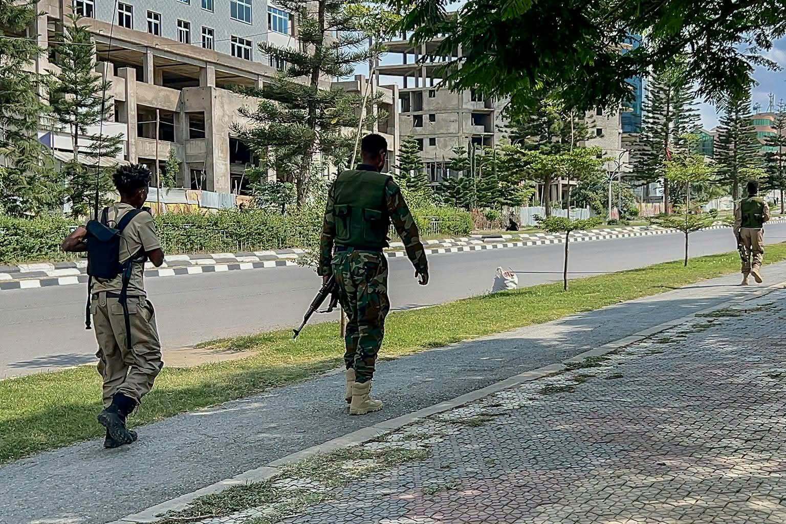 جنود من التيجراي  ينتشرون في شارع رئيسي في مدينة ميلكي عاصمة مقاطعة التيجراي في إثيوبيا