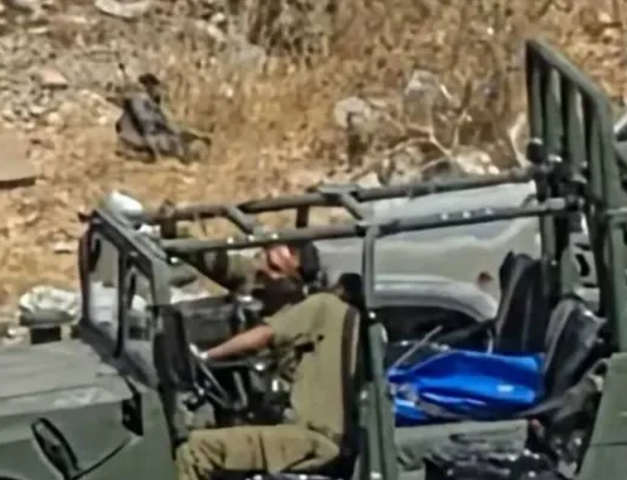 قتل جنود إسرائيليين مواطنا فلسطينيا والتقاط "سيلفي" مع جثمانه