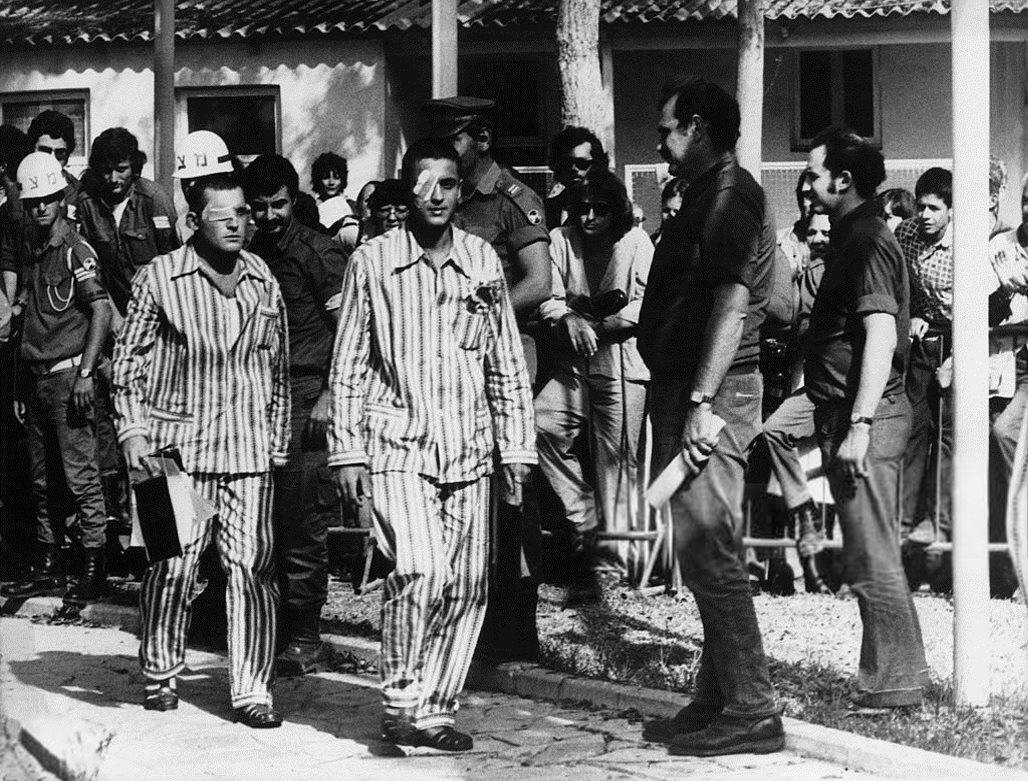 أسرى إسرائيليون يرتدون "البيجامات الكستور" في قبضة السلطات المصرية بعد حرب أكتوبر 1973