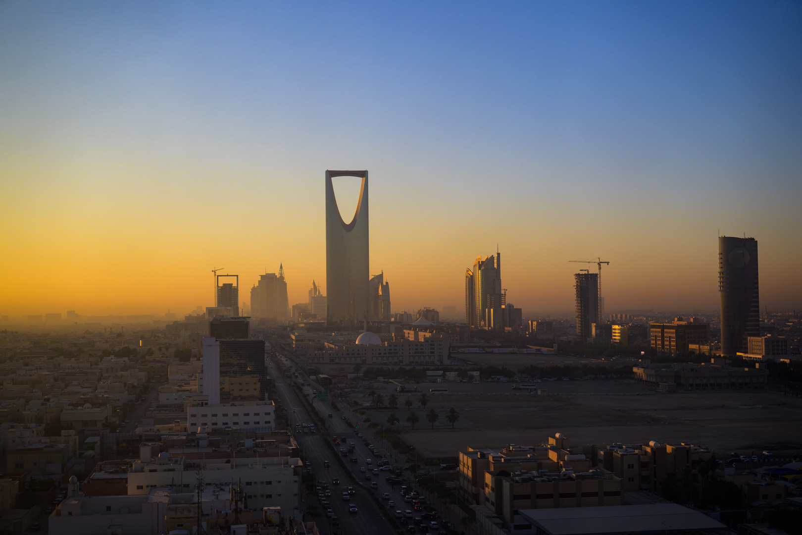 بيان سعودي عن حصيلة الضحايا والأضرار بعد سقوط شظايا صاروخين "كروز" في الرياض