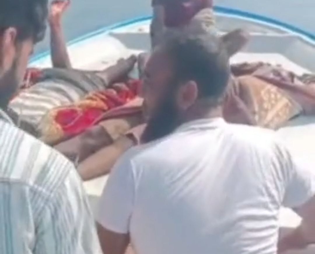 إصابة ثلاثة أشخاص بهجوم مسيّرة على قارب صيد جنوب إيران