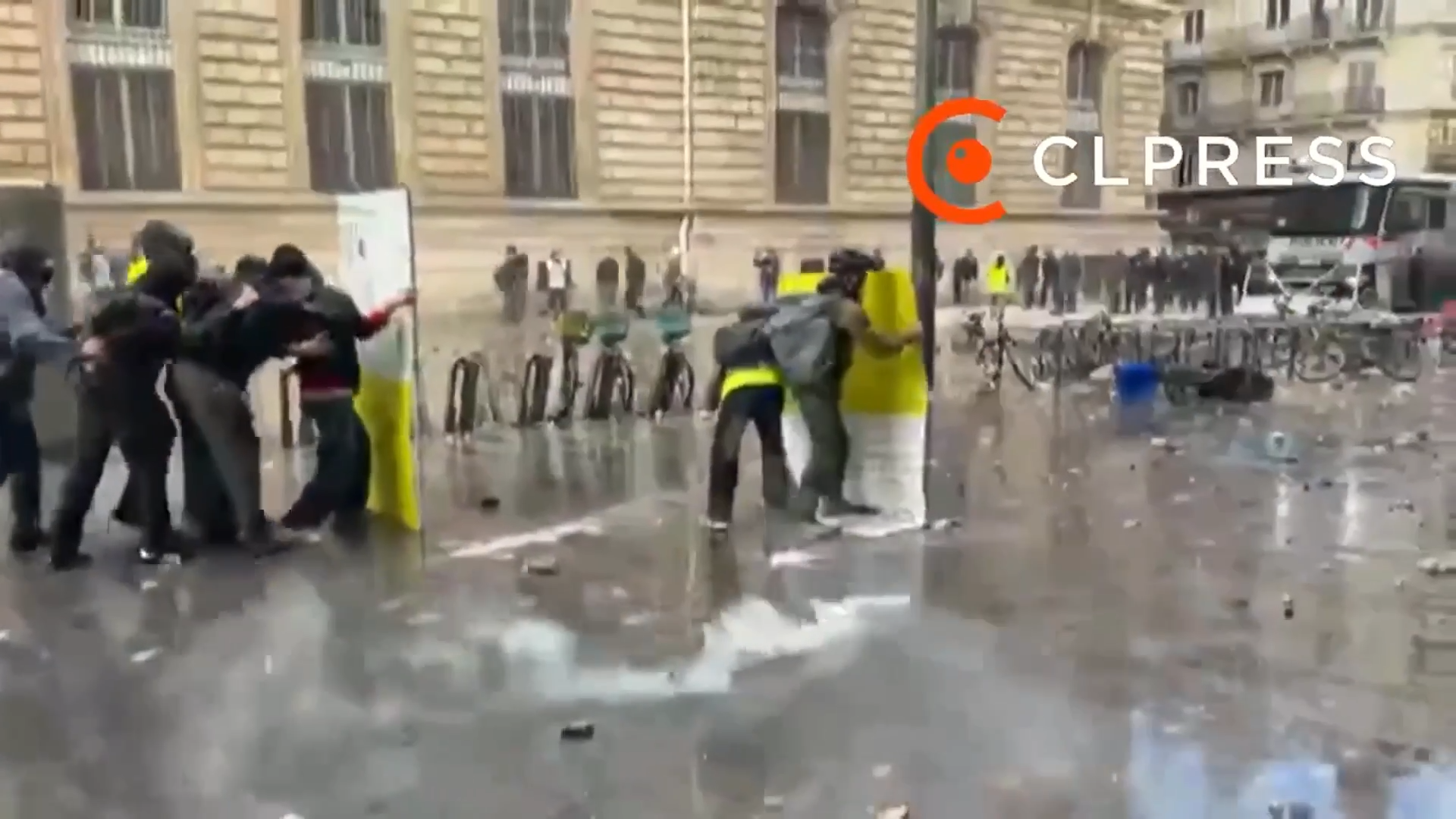 فرنسا تحترق على وقع احتجاجات عنيفة تهز مدنها