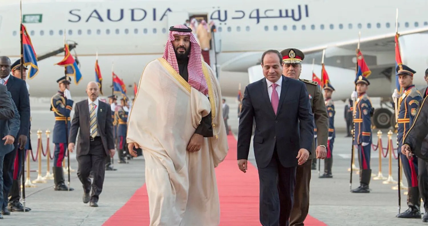 الرئيس المصري خلال استقباله ولي العهد السعودي الامير محمد بن سلمان في مطار القاهرة