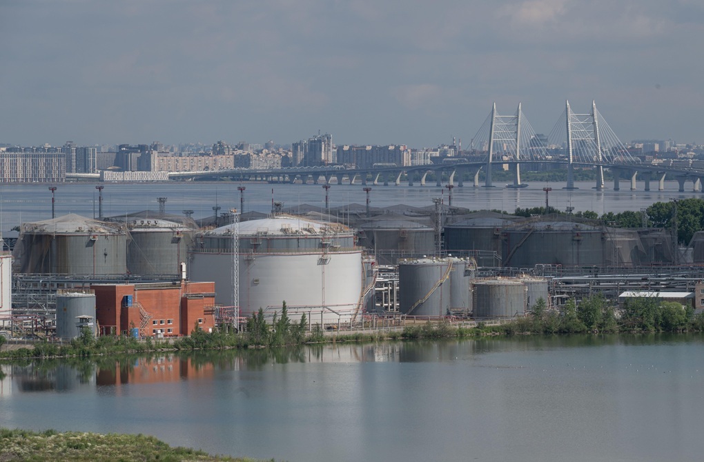 مسيرات أوكرانية تستهدف محطة نفط ومركز بيانات ومرافق مدنية أخرى في بطرسبورغ الروسية