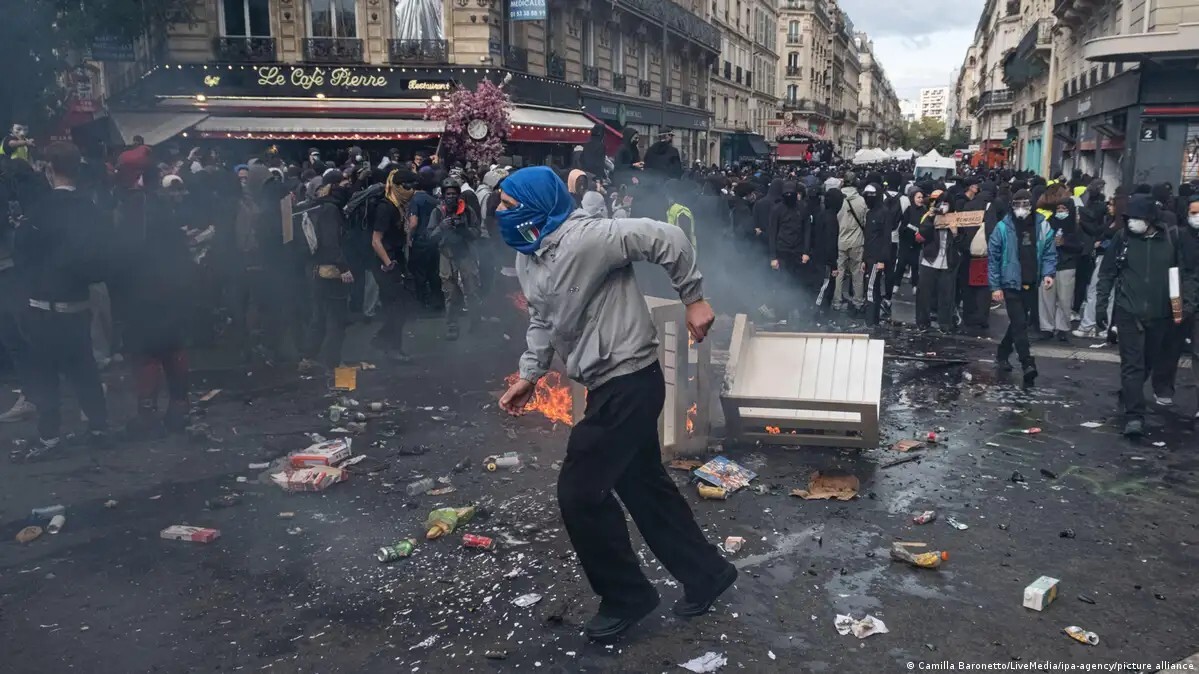 فرنسا تفرض حظر تجول محليا بعد أعمال عنف غير مسبوقة