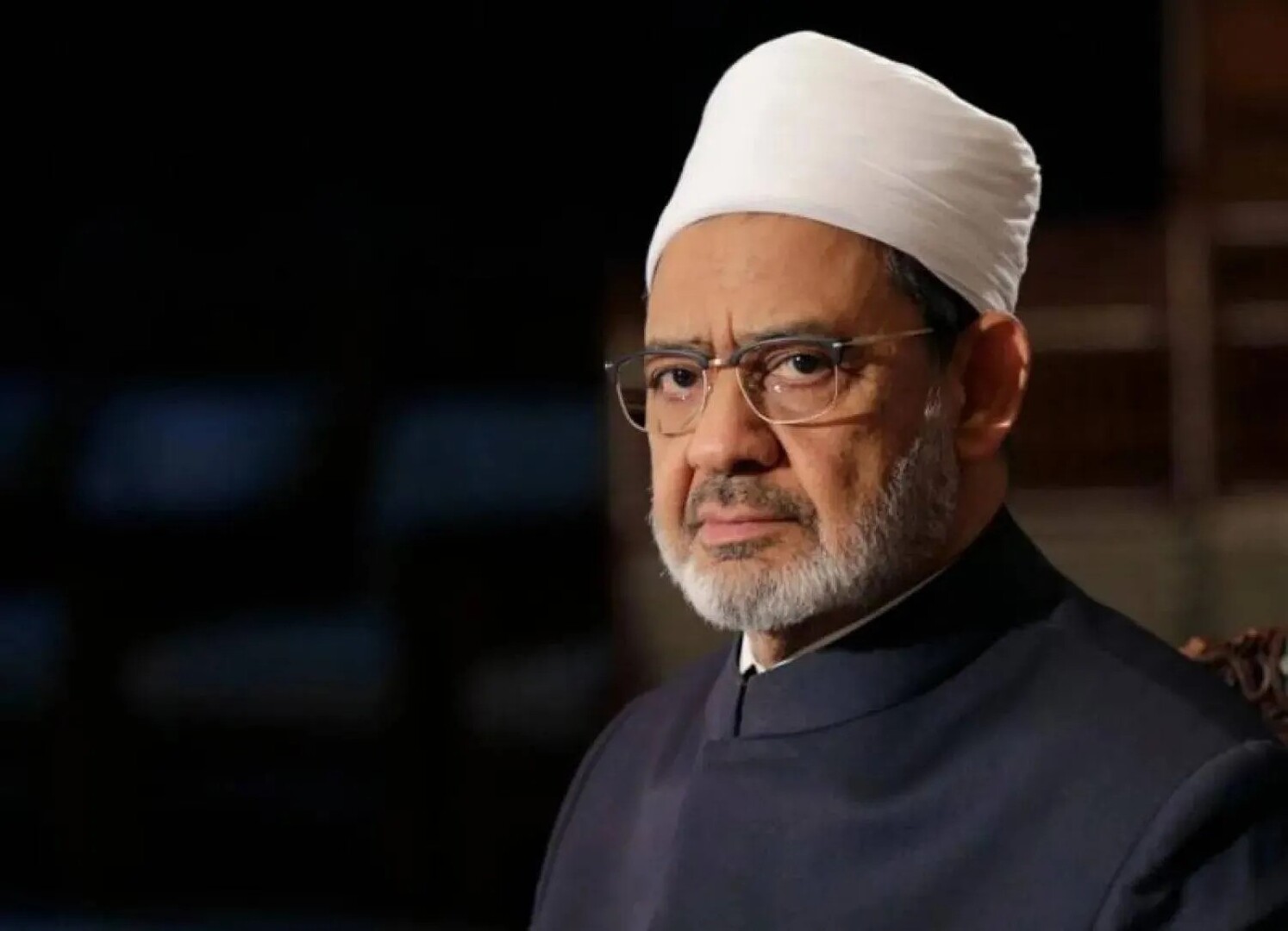 شيخ الأزهر يصدر بيانا بعد استهداف مطار الملك فهد بالسعودية - عاجل 