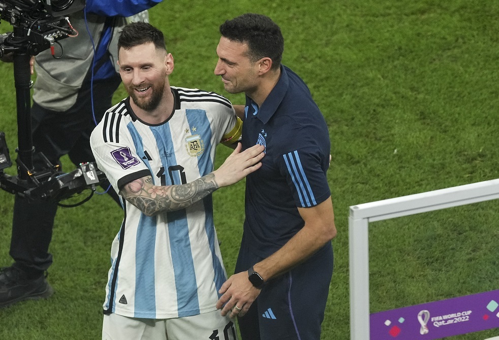 بعد اعتزال ميسي.. سكالوني يحسم مستقبله مع منتخب الأرجنتين