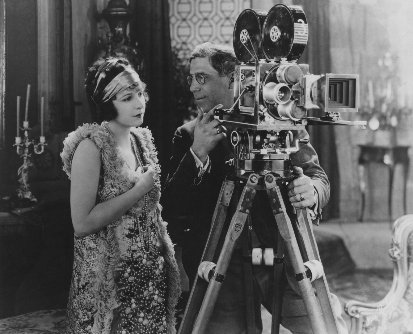 انتقلت السينما خلال عقود قليلة من مقاطع صامتة لا تتجاوز ثواني إلى أفلام ناطقة غيّرت أساليب التمثيل والإخراج، وأعادت رسم مستقبل نجوم الشاشة.