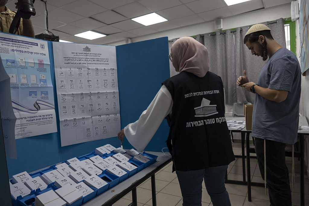 مركز "عدالة" في إسرائيل: نقص في أوراق الاقتراع باللغة العربية في مراكز التصويت