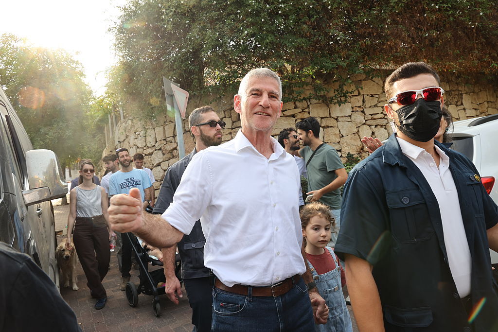 إسرائيل.. توقيف شخص يحمل سكينا اقترب من رئيس حزب الديمقراطيين يائير غولان
