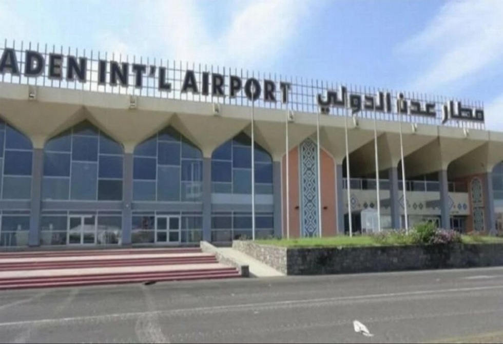 الحوثيون ينفذون تحذيرهم ويقصفون مطار عدن بعد طلب إخلائه لوجود طائرة عسكرية سعودية فيه