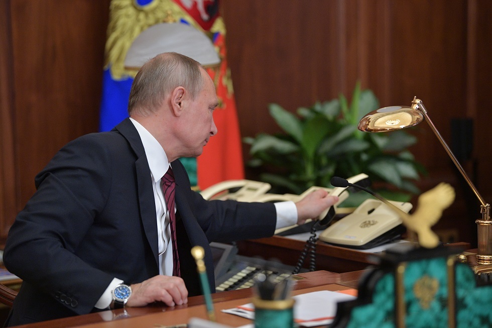 بيسكوف يجيب عن سؤال حول تصرف بوتين في حال اتصل به زيلينسكي وماكرون وميرتس