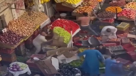 مشاهد صادمة.. فوضى بأحد أسواق مصر بعد مشاجرة عنيفة (فيديو)