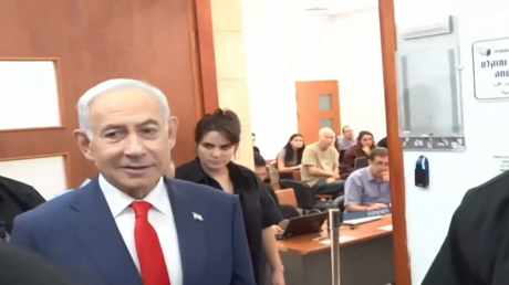 شاهد.. لحظة دخول نتنياهو لقاعة المحكمة بالقدس للاستماع لشهادة ماندلبليت