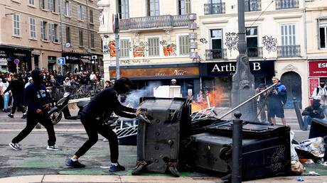 فرنسا.. احتدام المواجهات بين طلاب المدارس والشرطة واعتقالات بالآلاف