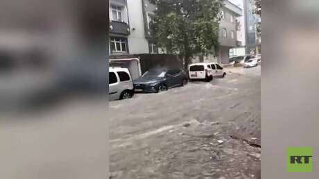 شاهد السيول الجارفة تحول شوارع إسطنبول إلى أنهار وتجرف السيارات