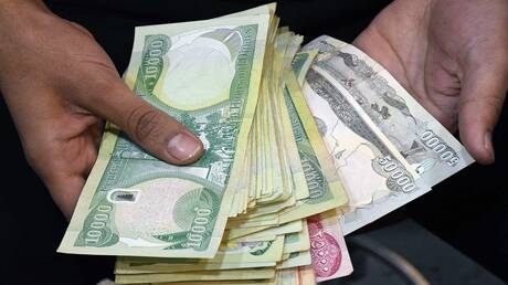العراق يخطط للوصول بسعر صرف الدولار في السوق الموازية إلى 1550 دينارا
