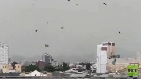 مشاهد لدمار وتطاير الأسطح جراء إعصار نادر يضرب العاصمة التشيلية