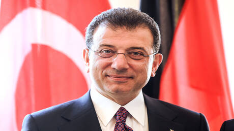 رئيس بلدية إسطنبول المسجون يبدأ دفاعه أمام المحكمة في 142 تهمة تتجاوز عقوبتها ألفي عام